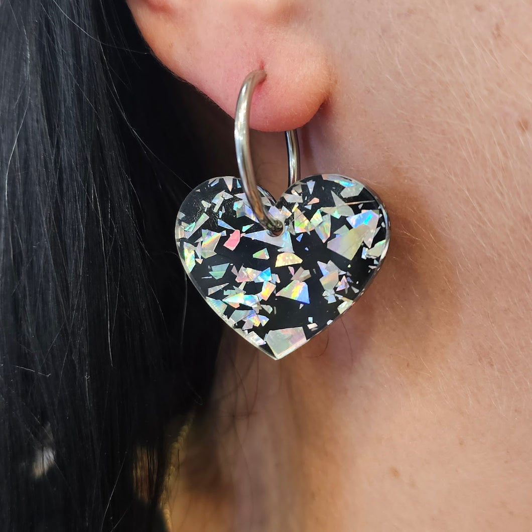 Boucles d'oreilles cœurs noirs paillettes argentées sur créoles 🤍