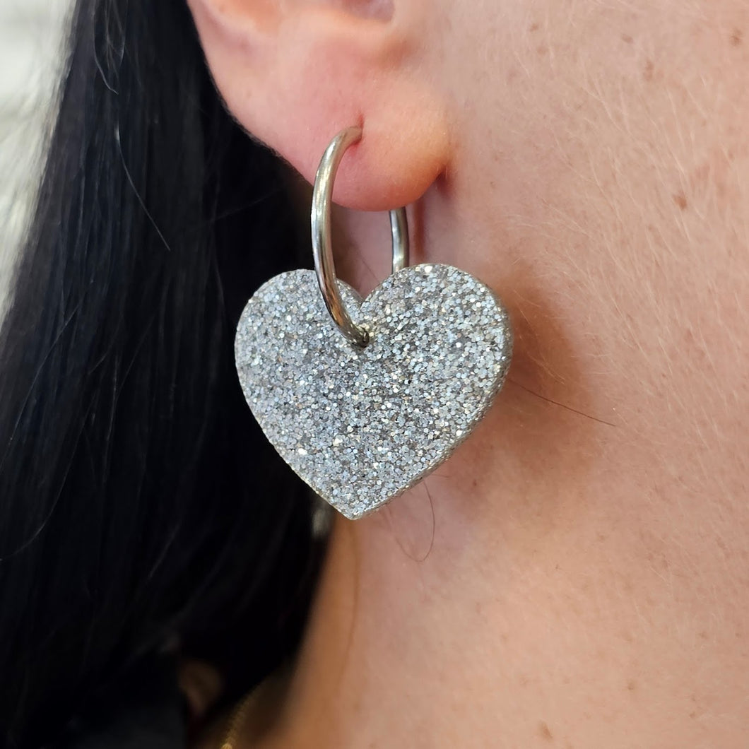 Boucles d'oreilles cœurs paillettes argentées sur créoles 🤍