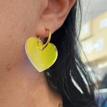 Charger l&#39;image dans la galerie, Boucles d&#39;oreilles Cœur-Soleil holographique sur créoles 💛🌞
