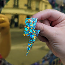 Charger l&#39;image dans la galerie, Boucles d&#39;oreilles Eclair paillettes confettis bleu vert doré ⚡
