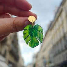 Charger l&#39;image dans la galerie, Boucles d&#39;oreilles feuille de Monstera vert-doré marbré 🌱
