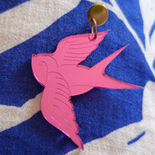 Charger l&#39;image dans la galerie, Boucles d&#39;oreilles Hirondelle old school miroir Rose ☀️🕊️
