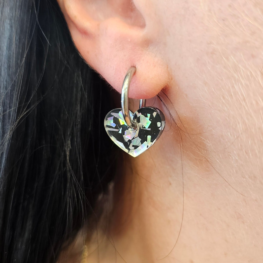 Boucles d'oreilles petits cœurs noirs paillettes argentées sur créoles 🖤