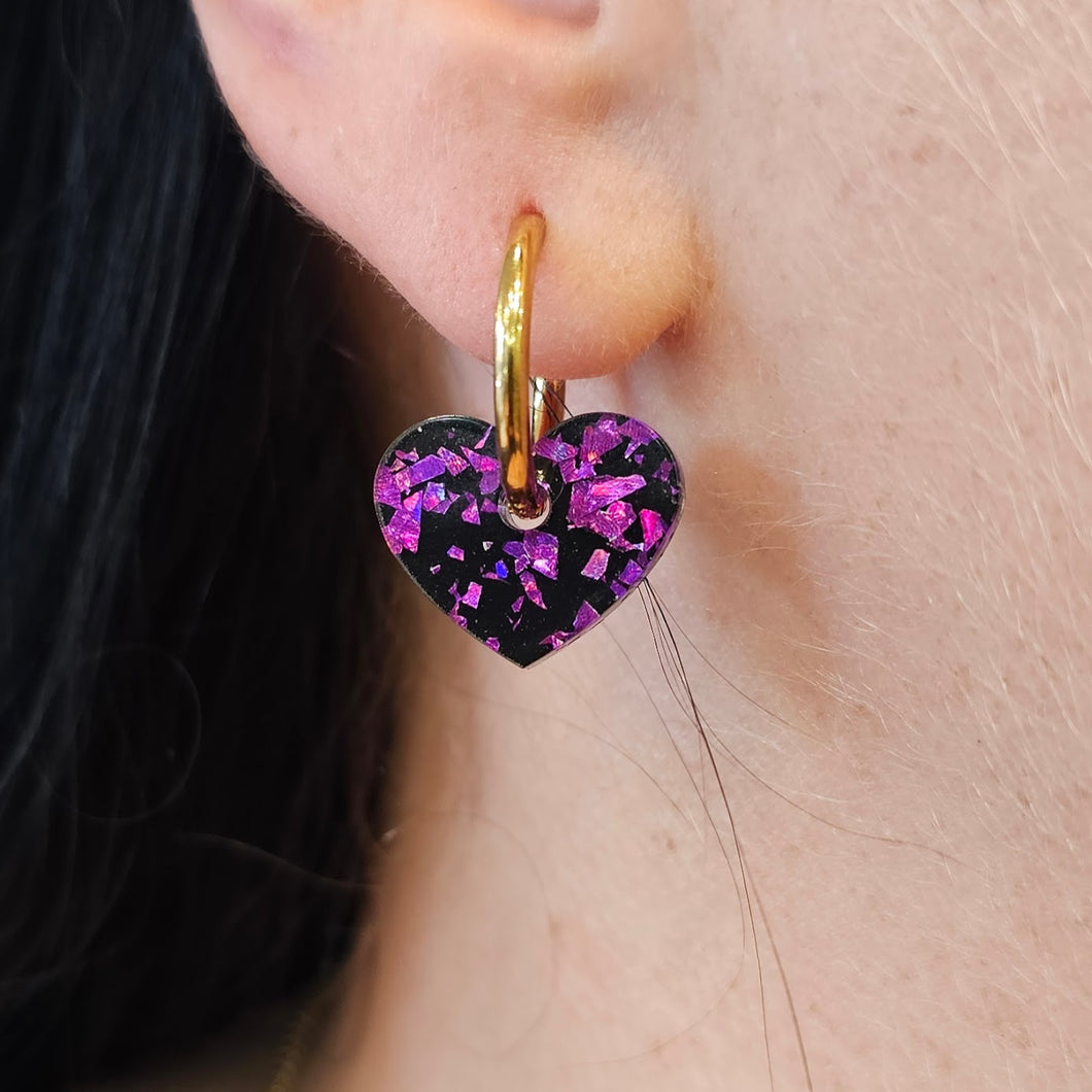 Boucles d'oreilles petits cœurs noirs paillettes violettes sur créoles 💜