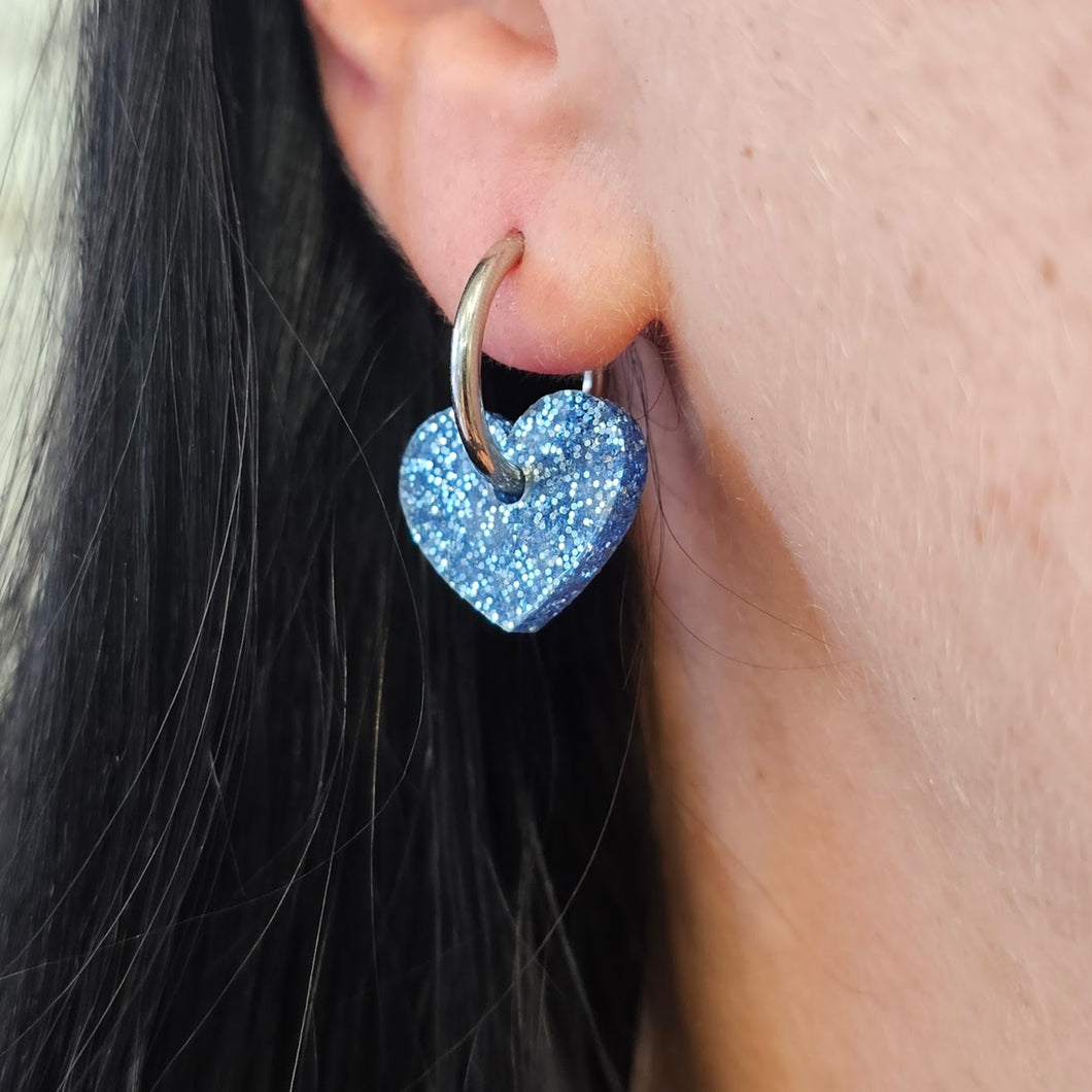 Boucles d'oreilles petits cœurs paillettes bleues sur créoles 💙