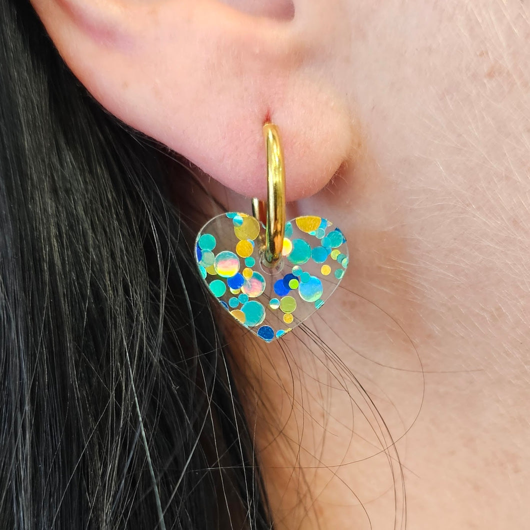 Boucles d'oreilles petits cœurs paillettes bleues, vertes et dorées sur créoles 💚