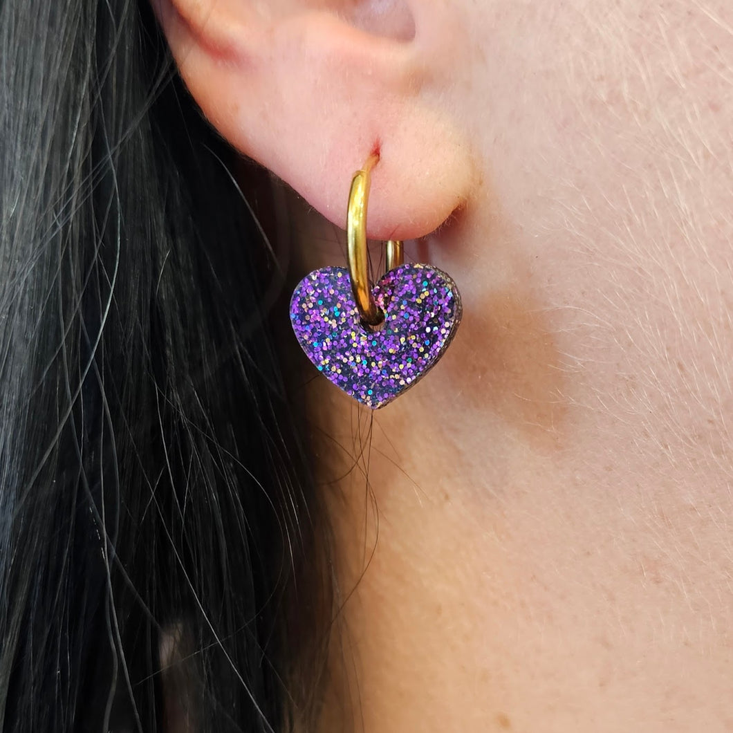 Boucles d'oreilles petits cœurs paillettes violettes sur créoles 💜