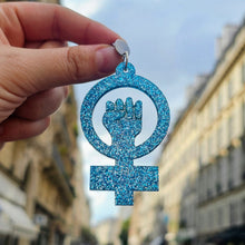 Charger l&#39;image dans la galerie, Boucles d&#39;oreilles Symbole Féministe paillettes bleues ✊
