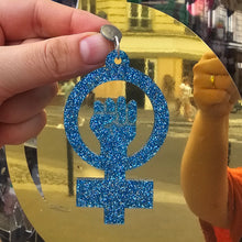 Charger l&#39;image dans la galerie, Boucles d&#39;oreilles Symbole Féministe paillettes bleues ✊
