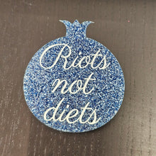 Charger l&#39;image dans la galerie, Broche Grenade RIOTS NOT DIETS (paillettes bleues) ✊
