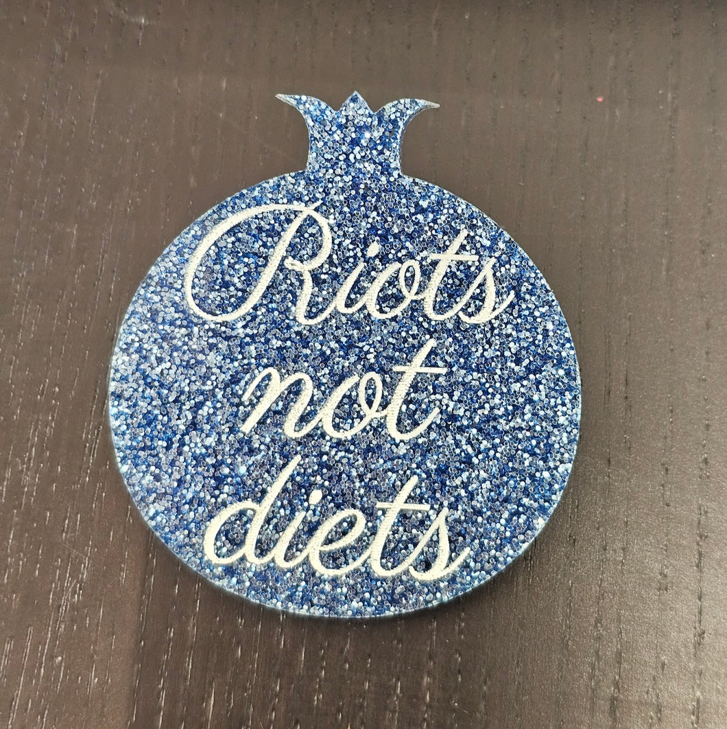 Broche Grenade RIOTS NOT DIETS (paillettes bleues) ✊