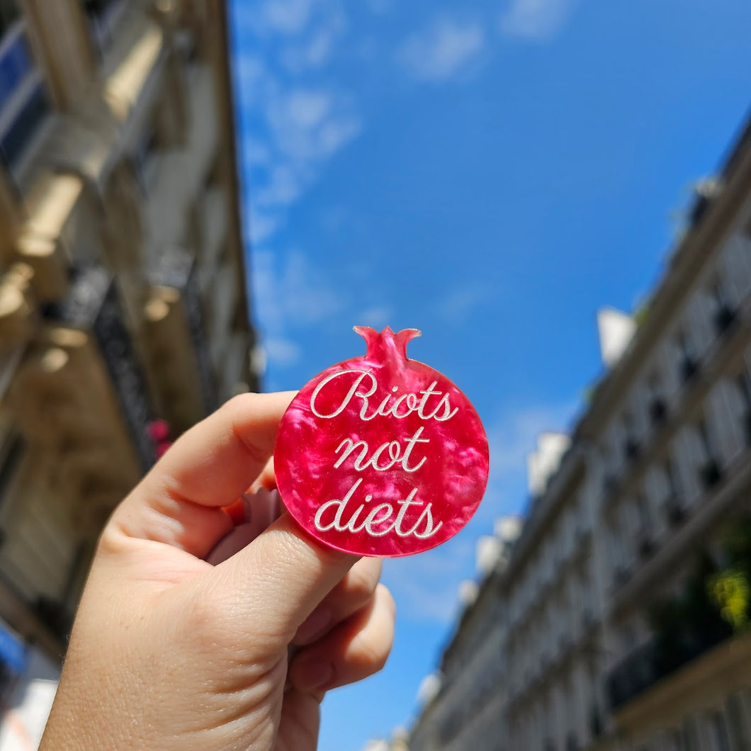 Broche Grenade RIOTS NOT DIETS (marbré rouge-rose) ✊