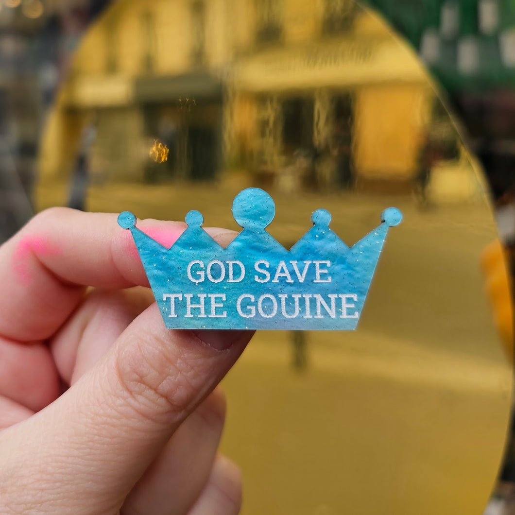 Broche couronne GOD SAVE THE GOUINE bleu ciel marbré 👑 🏳️‍🌈