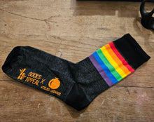 Charger l&#39;image dans la galerie, Chaussettes en bambou Drapeau arc-en-ciel (fond noir) 🏳️‍🌈
