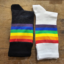 Charger l&#39;image dans la galerie, Chaussettes en bambou Drapeau arc-en-ciel (fond noir) 🏳️‍🌈
