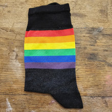 Charger l&#39;image dans la galerie, Chaussettes en bambou Drapeau arc-en-ciel (fond noir) 🏳️‍🌈
