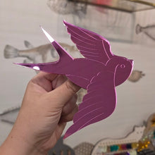 Charger l&#39;image dans la galerie, 🌸 Décoration murale hirondelle en miroir rose 🪽
