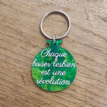 Charger l&#39;image dans la galerie, Porte-clefs grenade Chaque baiser lesbien est une révolution, vert-doré marbré 🏳️‍🌈
