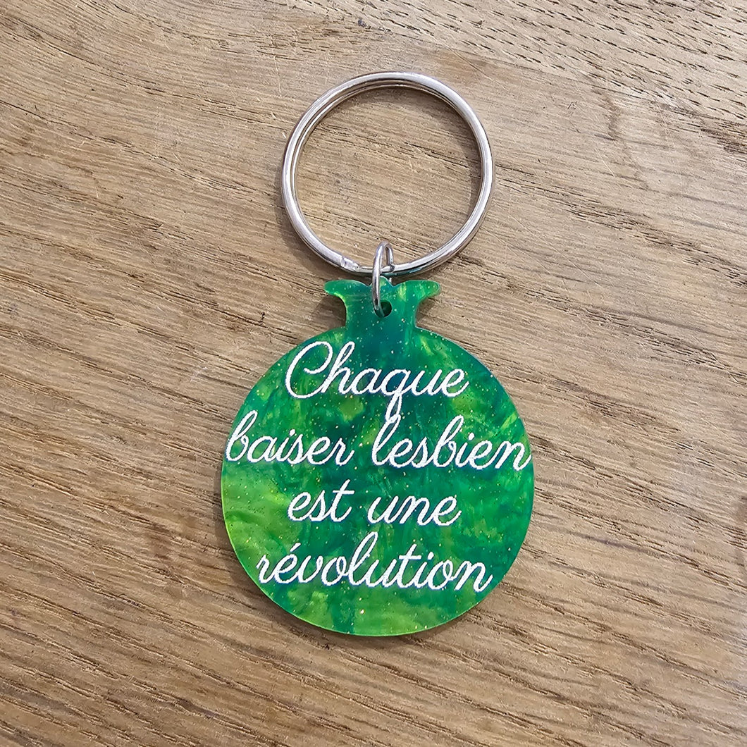 Porte-clefs grenade Chaque baiser lesbien est une révolution, vert-doré marbré 🏳️‍🌈
