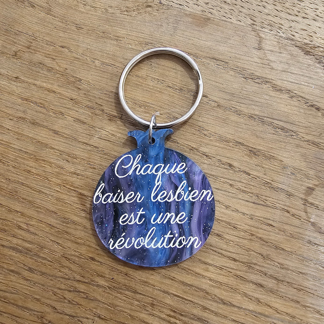 Porte-clefs grenade Chaque baiser lesbien est une révolution, violet galactique marbré 🏳️‍🌈