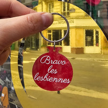 Charger l&#39;image dans la galerie, Porte-clefs grenade Bravo les lesbiennes rouge marbré 🏳️‍🌈
