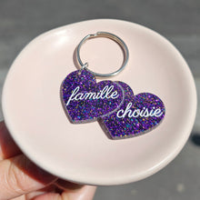 Charger l&#39;image dans la galerie, Porte-clefs double cœur Famille choisie, paillettes violettes 🌈💖
