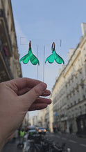 Charger et lire la vidéo dans la visionneuse de la Galerie, Boucles d&#39;oreilles Clitoris sur créoles miroir vert turquoise 💦
