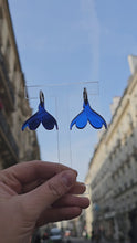 Charger et lire la vidéo dans la visionneuse de la Galerie, Boucles d&#39;oreilles Clitoris sur créoles miroir bleu 💦
