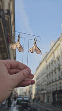 Charger et lire la vidéo dans la visionneuse de la Galerie, Boucles d&#39;oreilles Clitoris sur créoles miroir rose doré 💦
