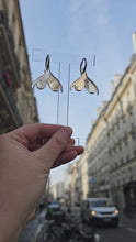 Charger et lire la vidéo dans la visionneuse de la Galerie, Boucles d&#39;oreilles Clitoris sur créoles miroir argenté 💦
