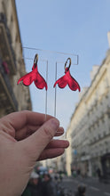 Charger et lire la vidéo dans la visionneuse de la Galerie, Boucles d&#39;oreilles Clitoris sur créoles miroir rouge 💦
